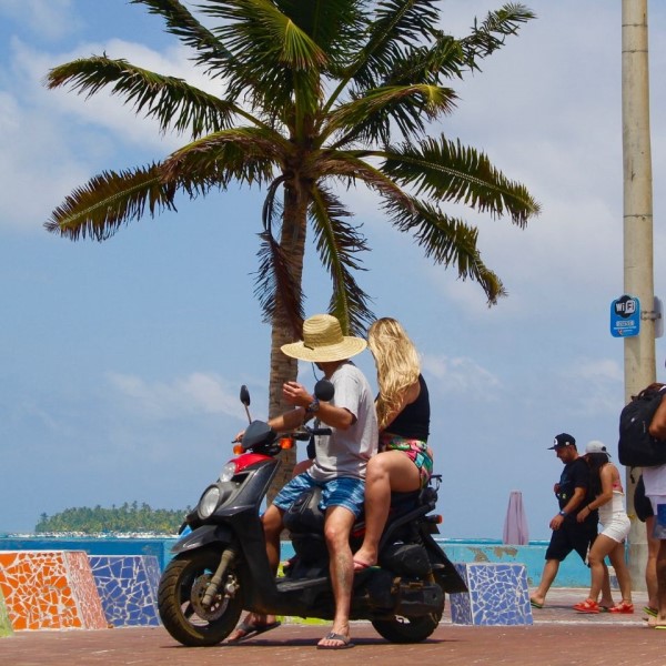 Paseo en moto automática en toda la Isla de San Andrés Colombia