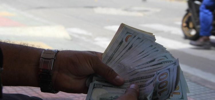 ¿Cómo cambiar dólares a pesos para viajar la Isla de San Andrés?