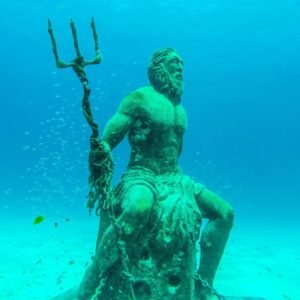 Estatua de Poseidón bajo el agua en las playas de San Andrés Colombia